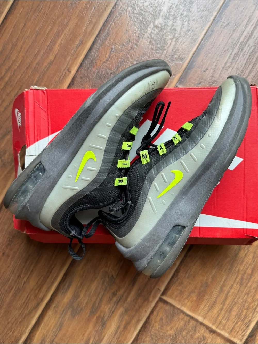 Nike Air Max Axis Boys Size 2.5Y